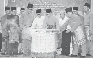  ??  ?? DARI tiga kiri, Anuar, Dr Annuar dan Wan Hamid bersama-sama melakukan simbolik perasmian Majlis Ramah-Tamah Aidilfitri MUC 2017.
