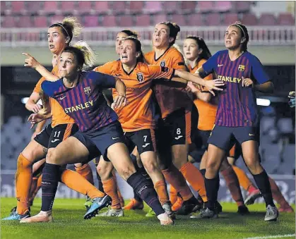  ?? GETTY IMAGES / DAVID RAMOS ?? Pugna en el área escocesa entre jugadoras del Barça y el Glasgow, ayer en el Mini.