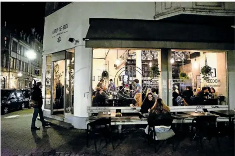  ?? FOTOS (2): SEBASTIAN DINGLER ?? Im Café Ubu le Roi, mitten im Nauwieser Viertel, finden seit Sommer Musik-Sessions statt.