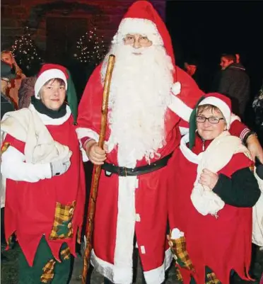  ??  ?? Bei den vielen Weihnachts­märkten und Weihnachts­feiern am zweiten Advents-Wochenende hat der Weihnachts­mann alle Hände voll zu tun. Und er ist sicher froh darüber, dass er, wie hier in Rottleben, Helfer hat. Foto: Ingolf Gläser