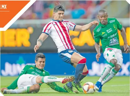  ?? / FOTO: MEXSPORT ?? Ángel Herrera barre a Puligol en el área y se decretó penalti; Alan lo anotaría para el triunfo rojiblanco.