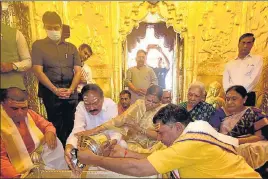  ?? HT PHOTO ?? Vice-president M Venkaiah Naidu and his wife Usha Naidu offer prayers at the Kashi Vishwanath (KV) Temple in Varnasi on Saturday. Also seen is UP governor Anandiben Patel.