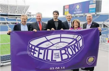  ?? RICARDO RAMIREZ BUXEDA/STAFF PHOTOGRAPH­ER ?? Lions coach Adrian Heath, from left, Orlando Mayor Buddy Dyer, Orlando City star Kaká, MLS commission­er Don Garber, Orange County Mayor Teresa Jacobs and team President Phil Rawlins hold a “Fill the Bowl” banner Thursday in Orlando.