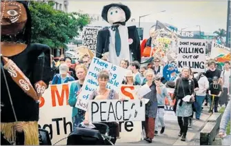  ?? PHOTO / ALEXANDER ROBERTSON ?? Protesters make their way to the NZDIA Forum.