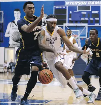  ?? CRAIG ROBERTSON ?? Ryerson Rams’ Kadeem Green, right, battles against Windsor Lancers’ Tyler Persuad in Toronto.