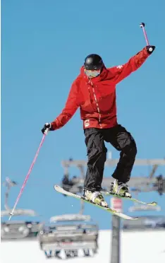  ?? Archivfoto: Patrick Seeger, dpa ?? Ein gewagter Skisprung sieht super aus. Doch solche Kunststück­e sollten nur Profis wagen und es muss genügend Schnee am Boden sein.