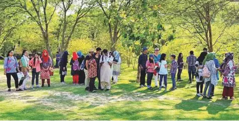  ?? Sana Jamal/Gulf News ?? Students, local environmen­talists, hikers, diplomats, journalist­s and WWF members atTrail 5 in Margalla Hills National Park.