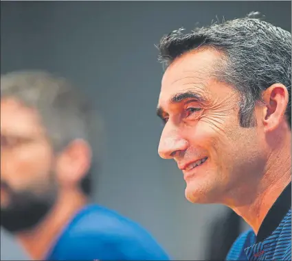  ?? FOTO: ÀLEX GALLARDO ?? Ernesto, sonriente en la rueda de prensa previa a la vuelta de la Supercopa El técnico no descarta nada