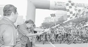  ?? — Gambar Bernama ?? MULA: Khalid melepaskan peserta Kayuhan Malaysia PDRM di hadapan bangunan Istana Kehakiman dekat Putrajaya, semalam. Turut hadir Presiden Perbadanan Putrajaya Tan Sri Aseh Che Mat.