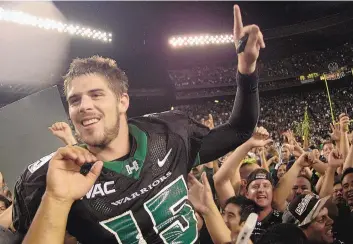 ?? RONEN ZILBERMAN/ASSOCIATED PRESS ?? In this Nov. 23, 2007, file photo, then-Hawaii quarterbac­k Colt Brennan celebrates a victory in Honolulu. Brennan, who finished third in the 2007 Heisman Trophy balloting, died early Tuesday, his father said.
