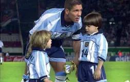  ??  ?? Il Cholo Simeone con i figli Giovanni (a sinistra) e Gianluca (a destra) nel giorno della sua centesima presenza con la Nazionale argentina