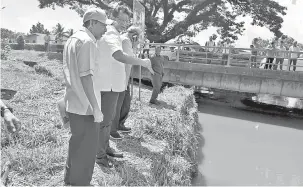  ?? — Gambar Bernama ?? TINJAU: Dr Xavier (tengah) diberi penerangan oleh Pengarah Jabatan Pengairan dan Saliran (JPS) Sabah, Datuk Jahiyah Kahar (kiri) mengenai keadaan Sungai Tawau ketika melawat kawasan sungai yang akan dinaik taraf dalam fasa pertama.