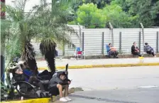  ?? ?? Los más “bendecidos” pueden resguardar­se bajo una pequeña sombra, mientras que otros padecen a diario del sol o la lluvia.