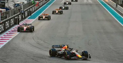  ?? Foto: Kamran Jebreili, dpa ?? Max Verstappen und Red Bull fuhren der Konkurrenz zuletzt meist davon. In der neuen Saison droht Ähnliches.