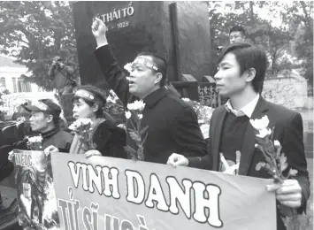  ?? AGENCE FRANCE PRESSE ?? Activists rally marking the 42nd anniversar­y of the 1974 naval battle between China and then-South Vietnamese troops over the Paracel Islands, in front of the statue of Vietnamese King Ly Cong Uan in Hanoi.