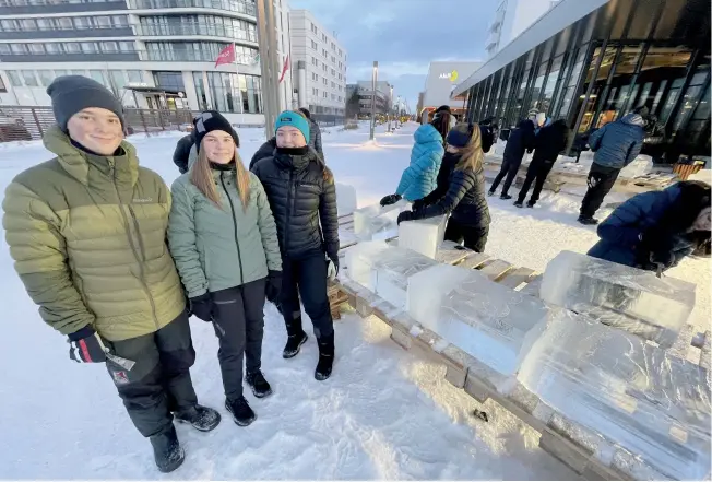  ?? ?? 10. klassinger i Alta bidrar til å skape inngangspa­rti av is foran Nordlyskat­edralen.