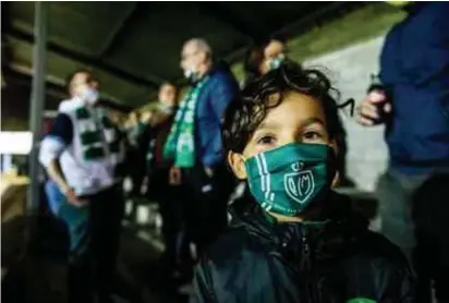  ?? FOTO RAYMOND LEMMENS ?? Zo kan het dus ook. Te jong voor de mondmasker­plicht, maar toch trots eentje met het clublogo van Racing Mechelen dragen.