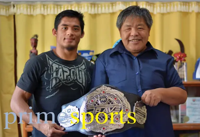  ?? Photo by Erwin Batnag ?? PAYING HOMAGE. Stephen Loman, the reigning Brave Combat Federation bantamweig­ht world champion joins Gov. Bonifacio Lacwasan, Jr. during his courtesy call on Tuesday. Loman traces his roots from Bauko and Barlig of Mountain Province and Banaue, Ifugao.