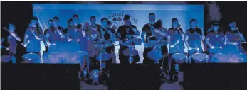  ?? FOTO: TROMMLERZU­G ?? Der Trommlerzu­g Lindau-Aeschach will die Zuschauer bei der Wir-helfen-Gala mit dynamische­m Trommeln und seiner Schwarzlic­ht-Show begeistern.