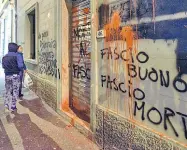  ??  ?? La vecchia sede A sinistra, i muri della libreria «Il Bargello» presi di mira dalle scritte quando il punto vendita si trovava in via Gabriele D’Annunzio a Coverciano