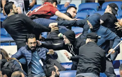  ??  ?? PELEA. Un momento de los incidentes del pasado jueves en Lyon entre los aficionado­s franceses y turcos.