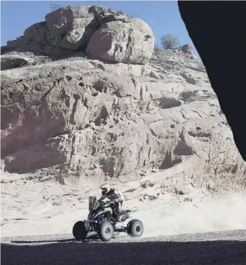  ?? FOTO: AP ?? Ignacio Casale, en pleno recorrido del Dakar 2017.