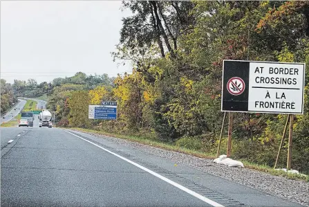  ?? JULIE JOCSAK THE ST. CATHARINES STANDARD ?? Signs along Highway 405 warn people not to take cannabis over the Canada border into the United States