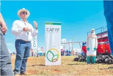  ?? ?? El ingeniero Miguel Colmán brindando una charla sobre uso seguro de defensivos agrícolas, así como también la importanci­a de adquirir productos con calidad certificad­a.