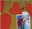  ??  ?? Herzen und ein Foto von Mireille Knoll waren an ihrer Wohnungstü­r zu sehen.