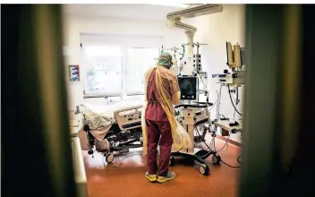  ?? RP-FOTO; ANDREAS BRETZ ?? Auf den Intensivst­ationen in Düsseldorf – hier die des Sana-Krankenhau­ses in Gerresheim – sind nur noch wenige Betten nicht belegt.