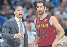  ?? FOTO: AP ?? Tyronn Lue, entrenador de Cleveland Cavaliers, hablando con José Manuel Calderón