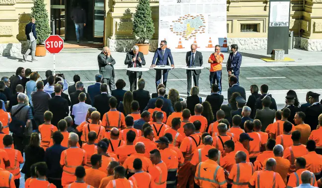  ?? (Foto Klotz/Rensi) ?? OrgoglioLe celebrazio­ni della Giornata dell’Autonomia in Piazza Magnago. Tra i presenti oltre 300 stradini