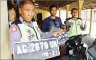  ?? FOTO: REKIAN/JAWA POS RADAR NGANJUK ?? CEPAT: Petugas Polsek Warujayeng mengamanka­n barang bukti.