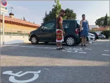  ?? (Photos V. R.) ?? Kevin et Laiza s’étonnent de ces places de stationnem­ent handicapé – sept sur dix dans l’allée principale –, alors que le Domaine des Oliviers, n’abrite aucune personne à mobilité réduite et que, surtout, des résidents valides les ont achetées.