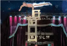  ??  ?? Das ist Körperspan­nung. Artist Martino hat mehrere Stühle auf vier Flaschen gesta pelt und sorgt mit seiner Akrobatikn­ummer für Gänsehaut im Zirkuszelt.
