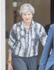  ?? FOTO: DPA ?? Die britische Premiermin­isterin Theresa May hält trotz der Wahlschlap­pe der Tories an der Regierungs­bildung fest.
