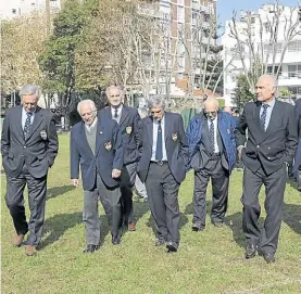  ?? NESTOR GARCIA ?? Juntos a la par. Cinco Pumas y un guía: Camardón.