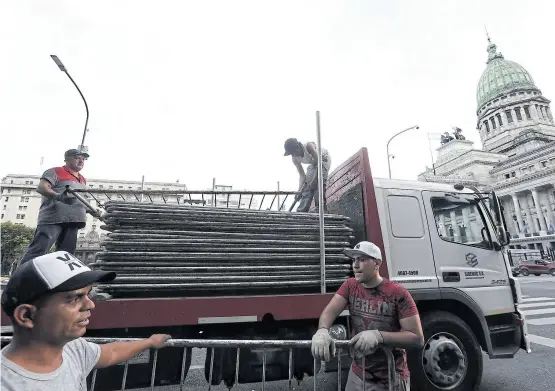  ?? Ignacio sánchez ?? La seguridad en los alrededore­s del Congreso se reforzó para la ceremonia