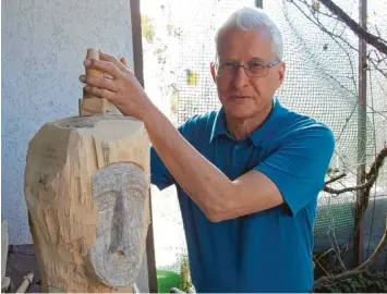  ?? Foto: Siegfried P. Rupprecht ?? Der bei Robert Merkle in Arbeit befindlich­e Frauenkopf wird sowohl junge als auch greisenhaf­te Gesichtszü­ge tragen. Doch auch seine Bilder wird die Ausstellun­g zeigen.