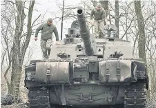  ?? ?? Ukrainian servicemen of the 82nd Separate Air Assault Brigade prepare for combat Challenger 2 tank in an undisclose­d location near frontline in Zaporizhzh­ia region.