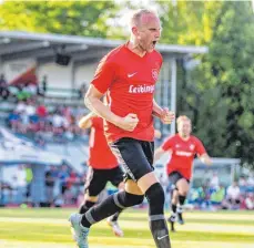  ?? FOTO: CHRISTIAN FLEMMING ?? Lennart Pohl schreit seine Freude über das Oberzeller 2:0 gegen Bisingen raus. Der SVO steht in der nächsten Relegation­srunde.