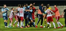  ?? (Photo Epa) ?? Dimanche, l’ACA a dominé le HAC (-, - tab). Ce match a laissé des traces. Le coach Pantaloni et ses joueurs Selemani, Coutadeur et Sainati sont suspendus ce soir, face à Toulouse.