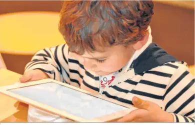  ?? ?? La forma de usar los dispositiv­os digitales también se transmite a los hijos.