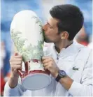  ??  ?? Novak Djokovic venció en dos sets a Federer para ser campeón.