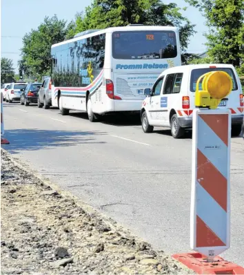  ?? Foto: Regina Langhans ?? Autofahrer, die von Vöhringen nach Illerriede­n unterwegs sind, müssen Geduld mitbringen. Wegen Sanierungs­arbeiten ist die Illerstraß­e seit März nur einseitig befahrbar. Ein Ende der Bauarbeite­n ist vorerst nicht in Sicht.