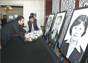  ?? XINHUA ?? Pakistani Foreign Minister Bilawal Bhutto Zardari (left) pays tribute to the Chinese victims of the terrorist attack during a memorial service in Islamabad on Saturday.