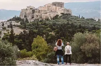  ??  ?? ORANG ramai melawat Pnyx Hill di Athens yang menghadap Kota Acropolis kuno, semalam selepas kerajaan Greece melonggark­an sekatan pergerakan susulan Covid-19 sejak 23 Mac lalu.