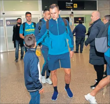  ??  ?? EN A CORUÑA. La expedición del Villarreal, tras aterrizar ayer en el aeropuerto coruñés de Alvedro.