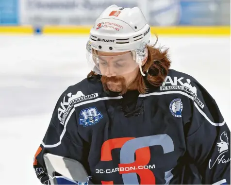  ?? Archivfoto: Thorsten Jordan ?? Michael Fischer bereitete das Tor seines Bruders Thomas vor, dann traf allerdings nur noch Dennis Neal, und das war in Passau zu wenig. Mit 2:7 kassierten die Riverkings eine deftige Niederlage.