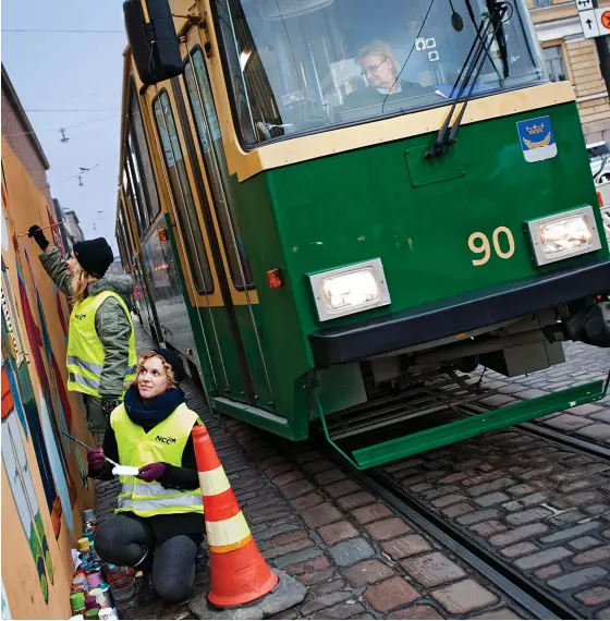  ?? FOTO: CATA PORTIN ?? ■ Vad kallar du spårvagnen: skuru eller spåra? Helsingfor­sslangen är, liksom alla levande språk, i ständig förändring. Arkivbild.